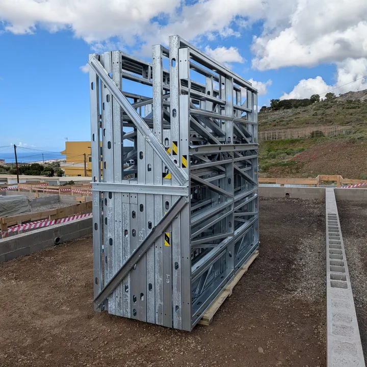 Estructura de acero galvanizado en obra, Tenerife